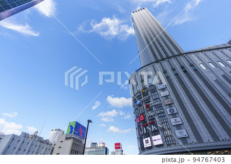 青空に映えるヨドバシ梅田 94767403