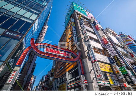 日本の東京都市景観 10週世界最多・全数把握見直しで実質感染実態隠蔽の狂気…＝9月26日、歌舞伎町 94768562