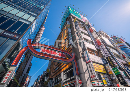 日本の東京都市景観 10週世界最多・全数把握見直しで実質感染実態隠蔽の狂気…=9月26日、歌舞伎町 日本の東京都市景観 10週世界最多・全数把握見直しで実質感染実態隠蔽の狂気…=9月26日、歌舞伎町 94768563