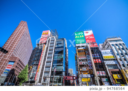 日本の東京都市景観 10週世界最多・全数把握見直しで実質感染実態隠蔽の狂気…=9月26日、歌舞伎町 日本の東京都市景観 10週世界最多・全数把握見直しで実質感染実態隠蔽の狂気…=9月26日、歌舞伎町 94768564