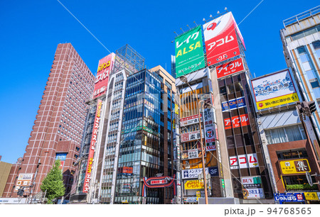 日本の東京都市景観 10週世界最多・全数把握見直しで実質感染実態隠蔽の狂気…=9月26日、歌舞伎町 日本の東京都市景観 10週世界最多・全数把握見直しで実質感染実態隠蔽の狂気…=9月26日、歌舞伎町 94768565