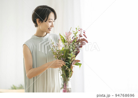 花を活けるミドルの女性 94768696