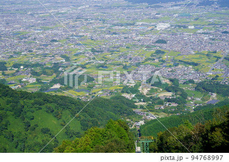 葛城山山上駅から登山口を見下ろす 94768997