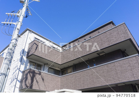 マンションの外観と爽やかな青空の風景 94770518