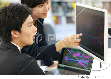 男性設計者にCAD操作をレクチャーする女性設計者_2 男性設計者にCAD操作をレクチャーする女性設計者_2 94770706