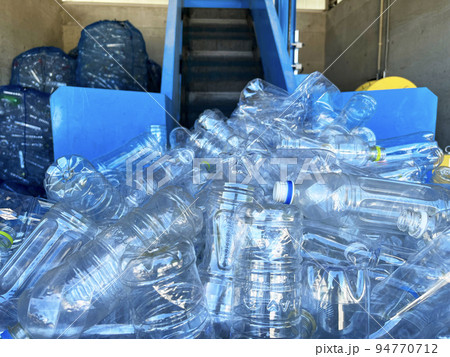 リサイクルされるペットボトル 94770712