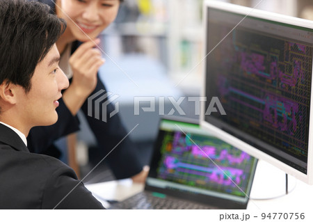 女性設計者からレクチャーを受けてCAD操作の理解を深めた男性設計者_3 94770756