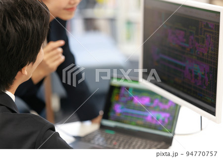 CAD画面と男女の設計者_1 CAD画面と男女の設計者_1 94770757