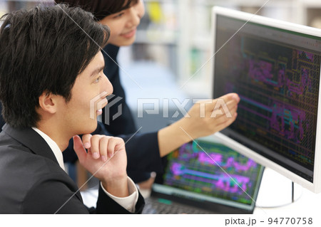 女性設計者からの指摘点をCAD画面を見て考える男性設計者_1 女性設計者からの指摘点をCAD画面を見て考える男性設計者_1 94770758