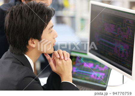 女性設計者からの指摘点をCAD画面を見て考える男性設計者_2 94770759