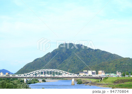 岐阜市、金華山と忠節橋の風景 岐阜市、金華山と忠節橋の風景 94770804