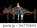 ロストワールド・恐竜博物館を見学する親子「アルベルタケラトプス」 94770843
