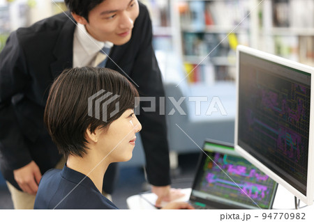 にこやかにCAD画面を見て設計を進める女性設計者_1 94770982