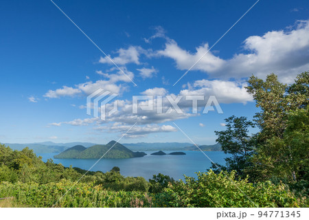 サイロ展望台から青い空と洞爺湖、中島の眺望 サイロ展望台から青い空と洞爺湖、中島の眺望 94771345