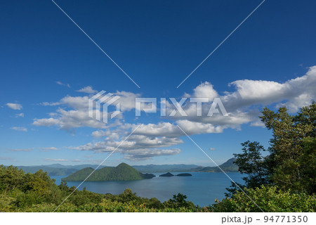 サイロ展望台から青い空と洞爺湖、中島の眺望 94771350