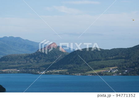 サイロ展望台から洞爺湖越しの昭和新山の眺望 サイロ展望台から洞爺湖越しの昭和新山の眺望 94771352