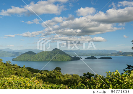 サイロ展望台から青い空と洞爺湖、中島の眺望 サイロ展望台から青い空と洞爺湖、中島の眺望 94771353