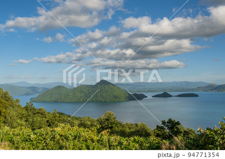 サイロ展望台から青い空と洞爺湖、中島の眺望 94771354