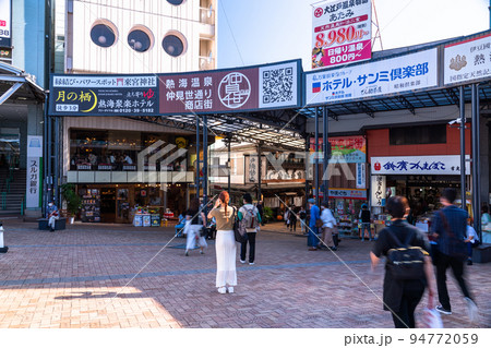 《静岡県》熱海駅前・仲見世通り商店街 94772059