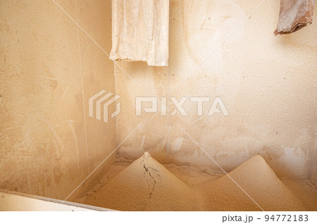 ぬかハウスのに溜まったヌカ 94772183