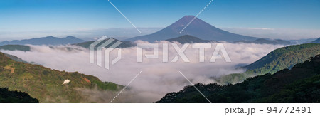 《神奈川県》富士山と霧包まれた芦ノ湖・箱根大観山の眺望 94772491