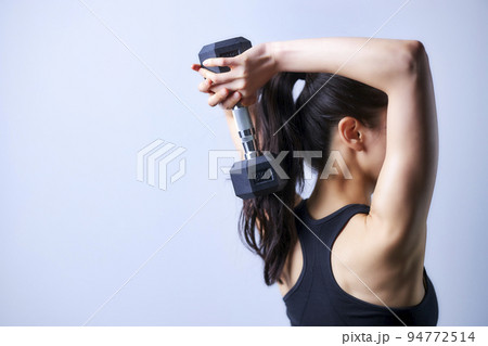 トレーニング 若い女性 筋トレ ダンベル トレーニング 若い女性 筋トレ ダンベル 94772514