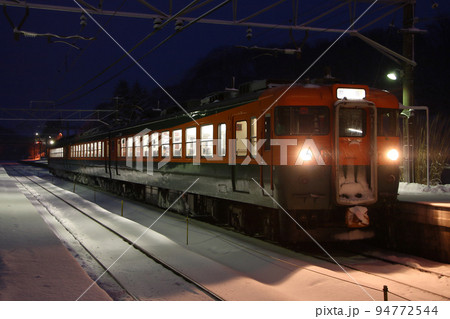銀世界の無人駅に停車するしなの鉄道169系電車 銀世界の無人駅に停車するしなの鉄道169系電車 94772544