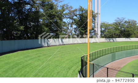 野球場の外野芝生 94772930