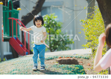 公園　子供　保育士　 94773330