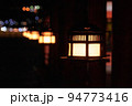 嚴島神社の吊り燈籠　夜 94773416