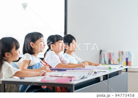 塾で勉強をする小学生達。 塾で勉強をする小学生達。 94773458
