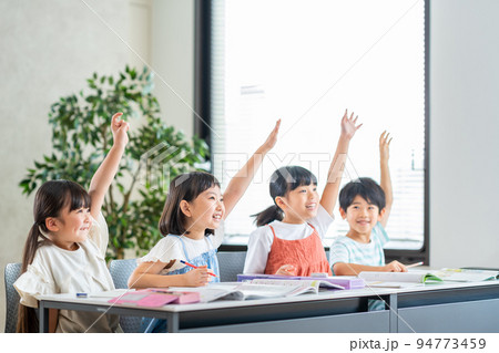 塾で勉強をする小学生達。 94773459