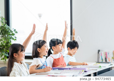 塾で勉強をする小学生達。 塾で勉強をする小学生達。 94773465