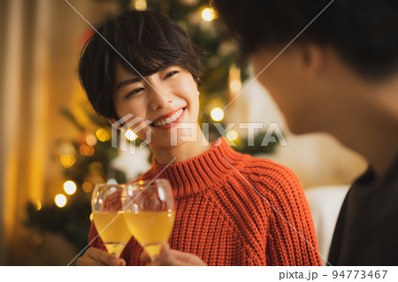 クリスマスツリー　リビング　夜　　　 94773467