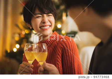クリスマスツリー　リビング　夜　　　 94773468