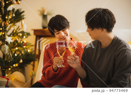 クリスマスツリー　リビング　夜　　　 94773469