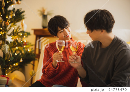 クリスマスツリー　リビング　夜　　　 94773470