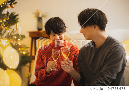 クリスマスツリー　リビング　夜　　　 94773473