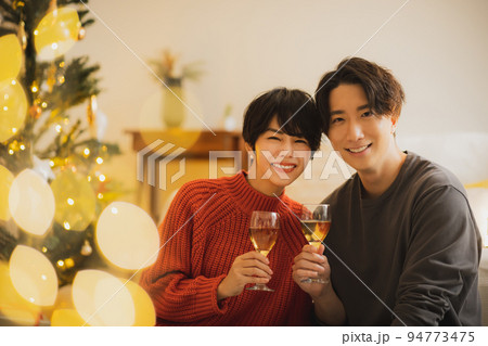 クリスマスツリー　リビング　夜　　　 94773475