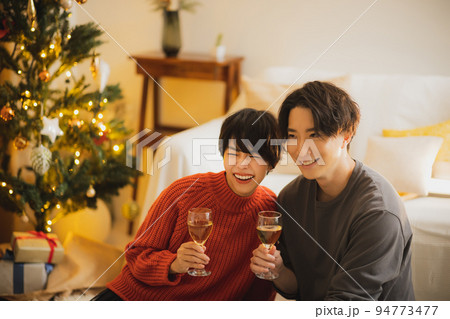 クリスマスツリー リビング 夜 クリスマスツリー リビング 夜 94773477