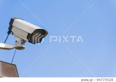 監視カメラ。防犯カメラ。青空背景。 監視カメラ。防犯カメラ。青空背景。 94773528