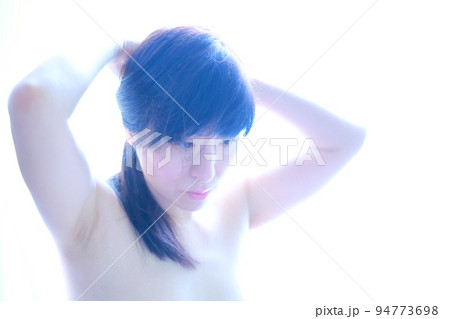 髪をいじる女性 髪をいじる女性 94773698