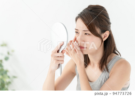 美容　悩む女性　目 94773726