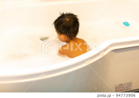 お風呂に入る男児 94773906