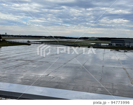 三沢基地に隣接する三沢空港ビルの屋上＝送迎デッキから民間機用のエプロンを望む　その先には電動ゲート 94773996