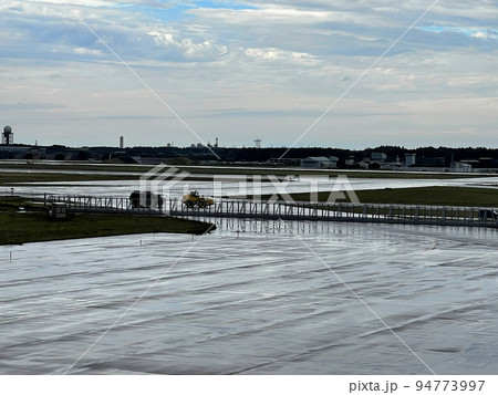 三沢基地に隣接する三沢空港ビルの屋上＝送迎デッキから民間機用のエプロンを望む　その先には電動ゲート 94773997