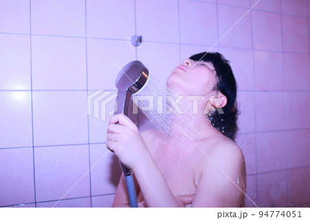 シャワーを浴びる女性 94774051