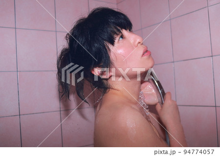 シャワーを浴びる女性 94774057