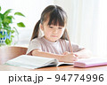 家で勉強をする女の子 94774996