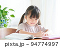 家で勉強をする女の子 94774997